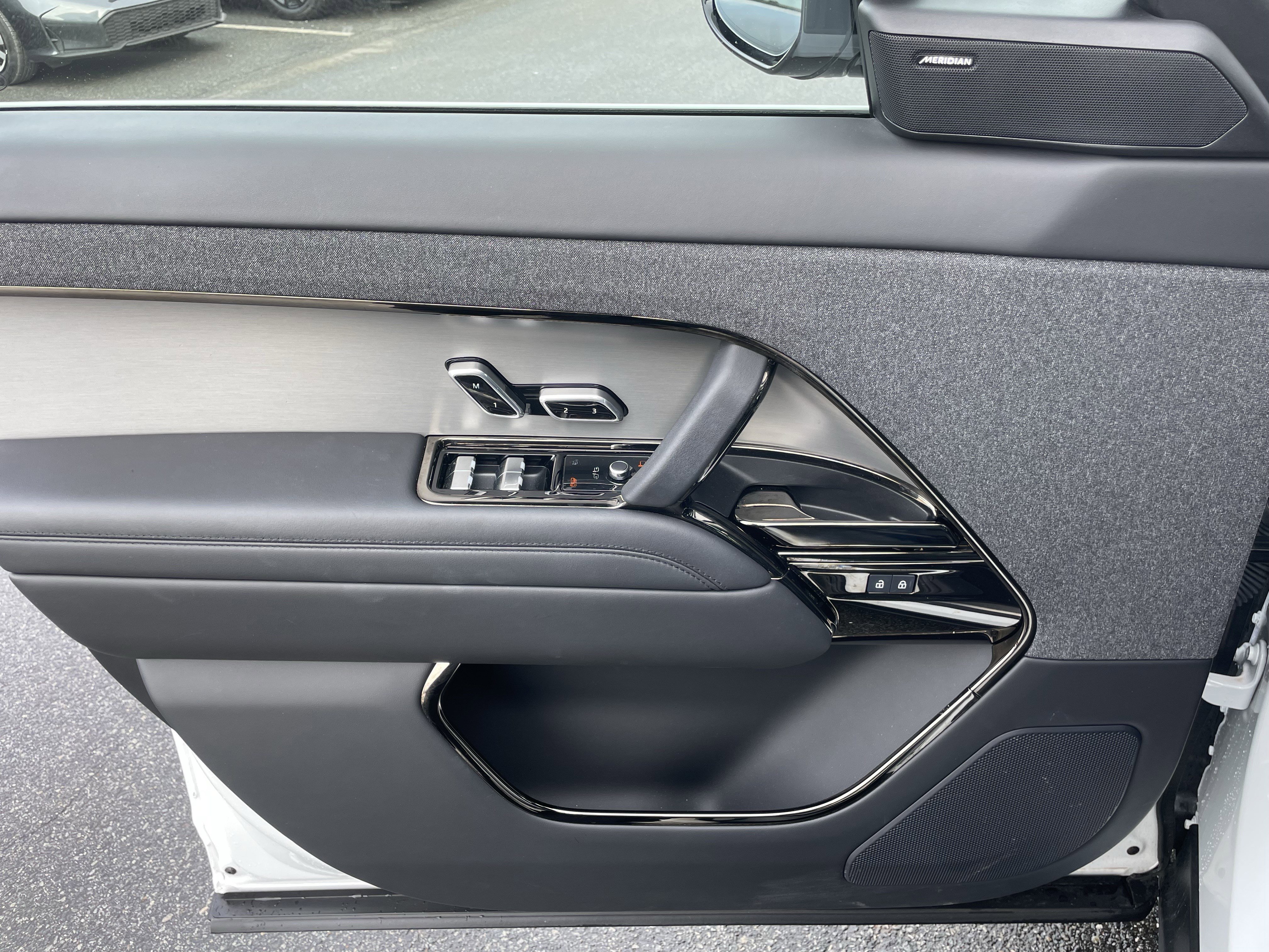 Used 2024 Land Rover Range Rover Sport SE image 12