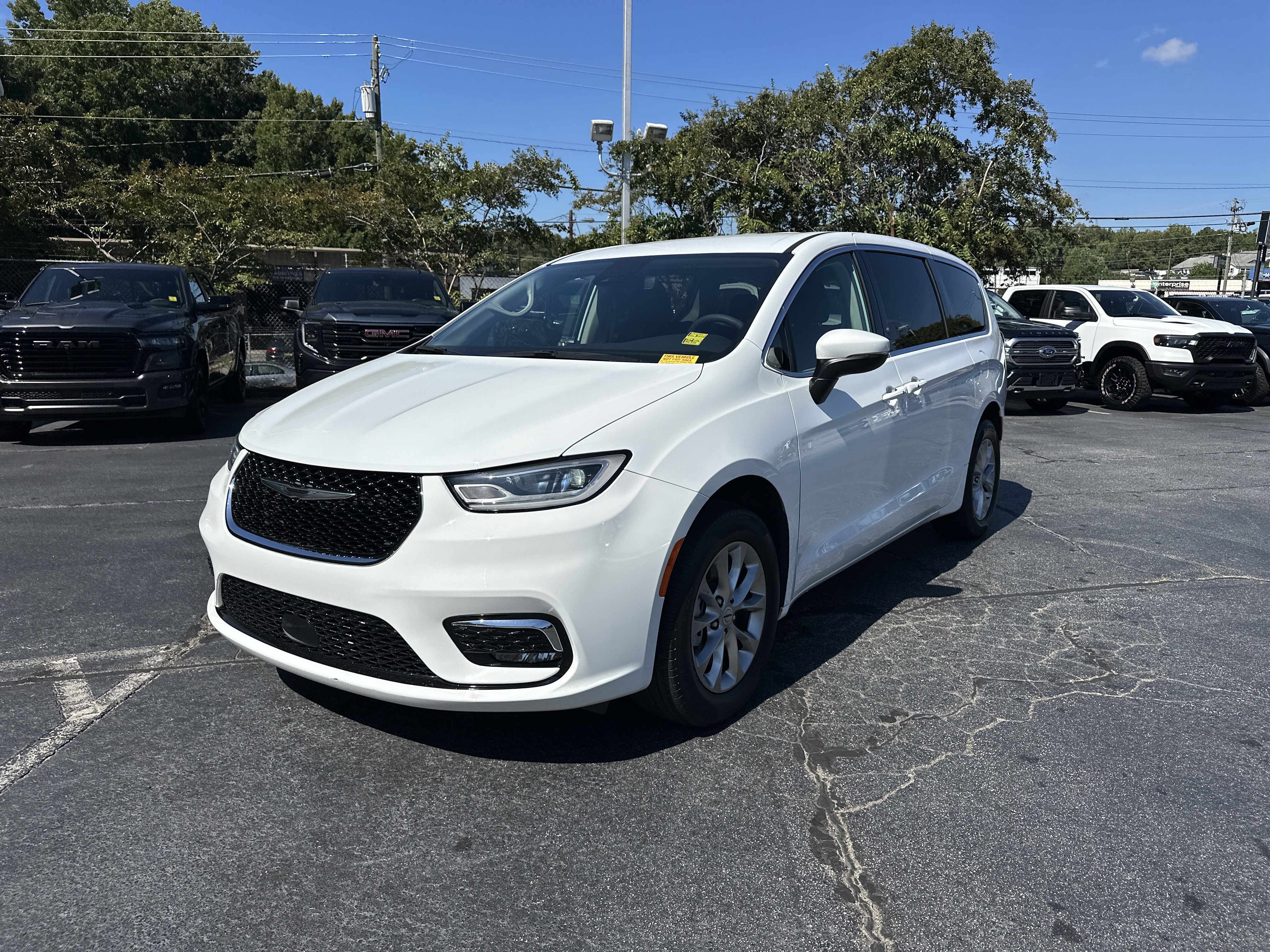 Used 2023 Chrysler Pacifica Touring-L AWD/4WD image 5