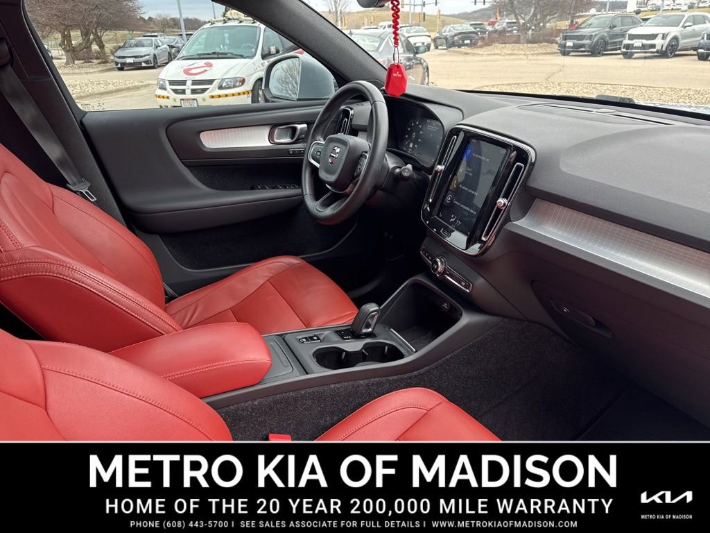 Used 2020 Volvo XC40 T5 Momentum image 36