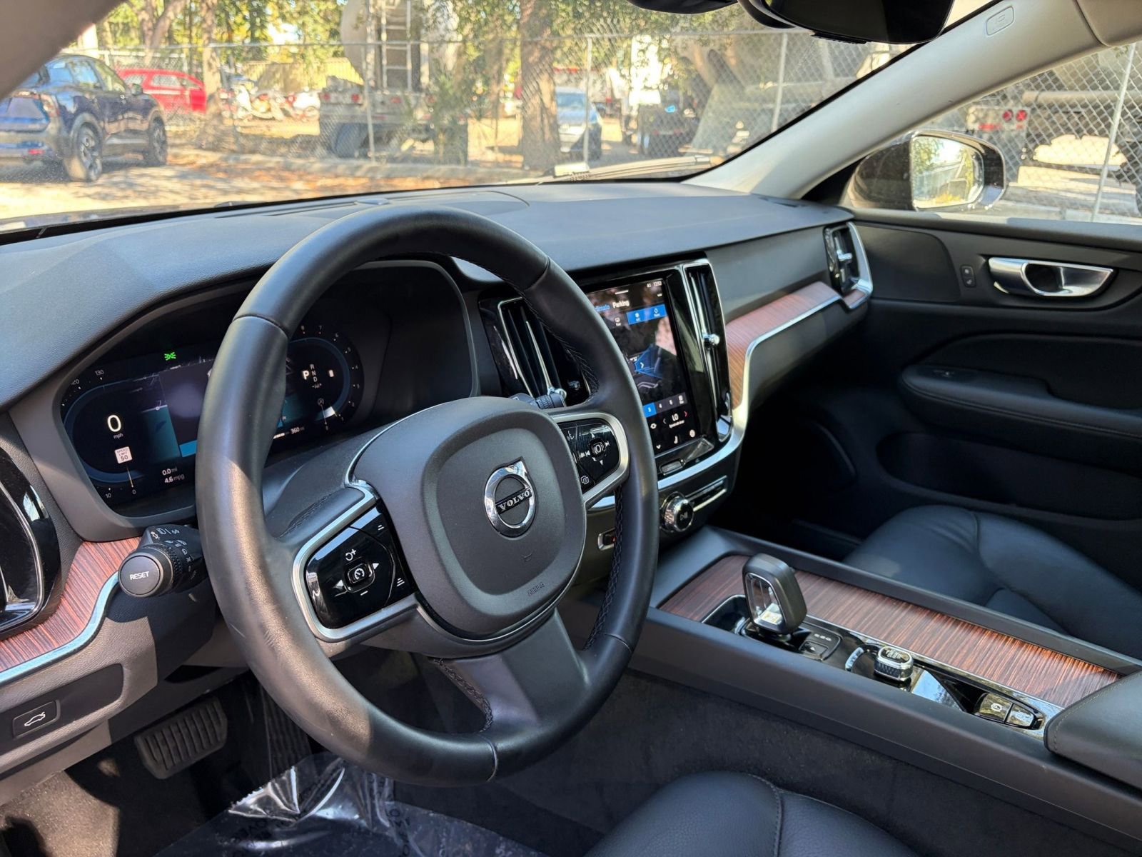 Used 2025 Volvo V60 B5 Cross Country Plus image 37