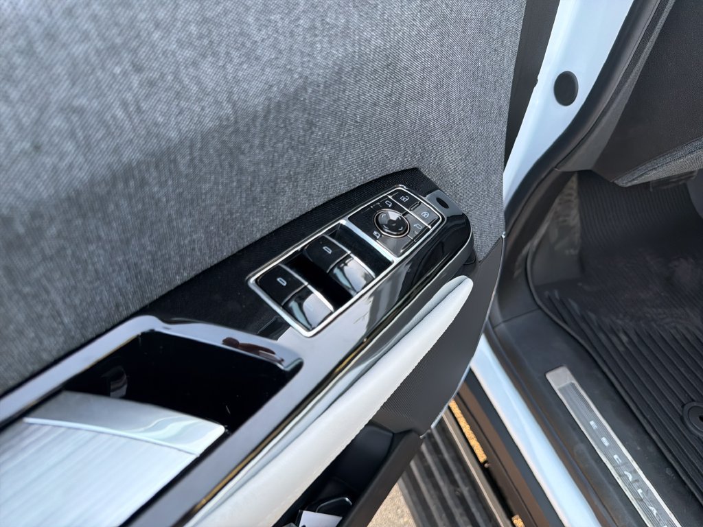 New 2026 Cadillac Escalade ESV Platinum Luxury w/ LPO, Floor Liner Package AWD/4WD image 17