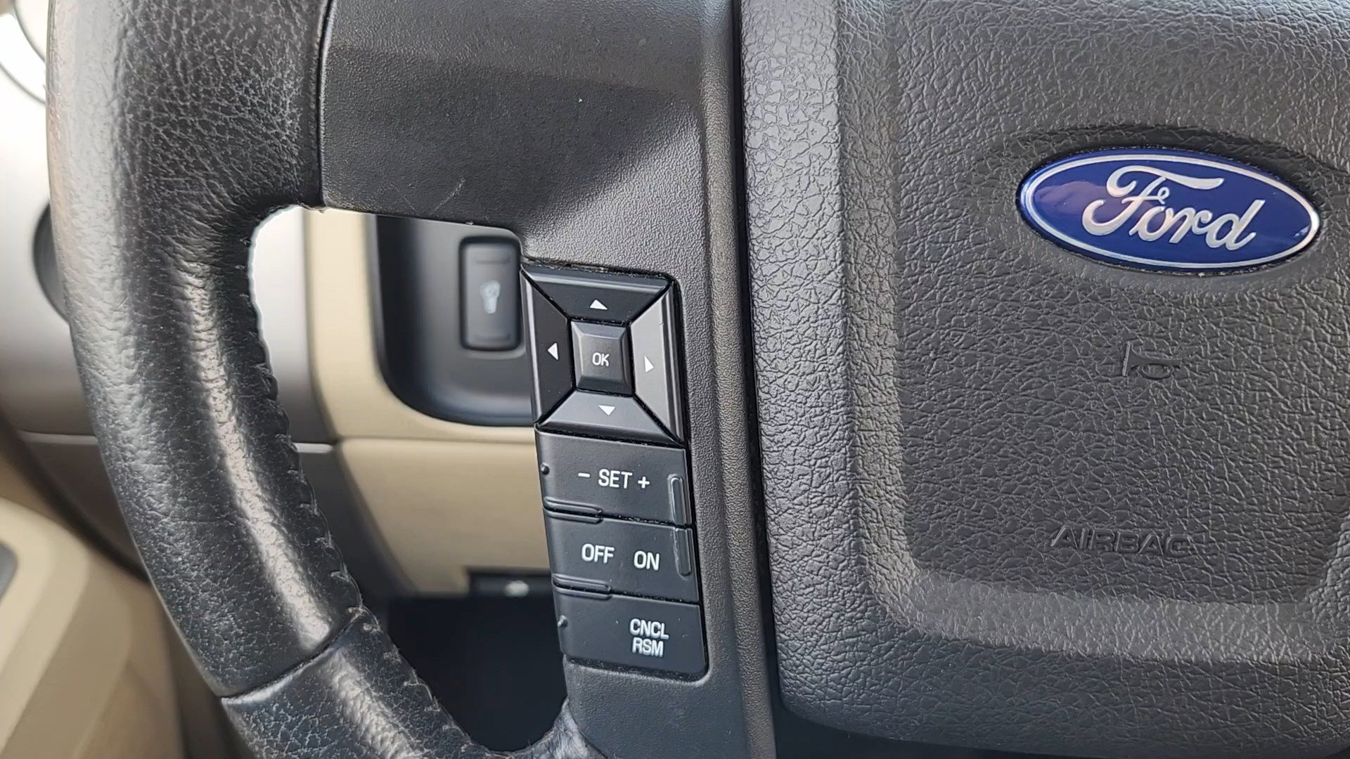 Used 2017 Ford Expedition XLT w/ Equipment Group 202A AWD/4WD image 11