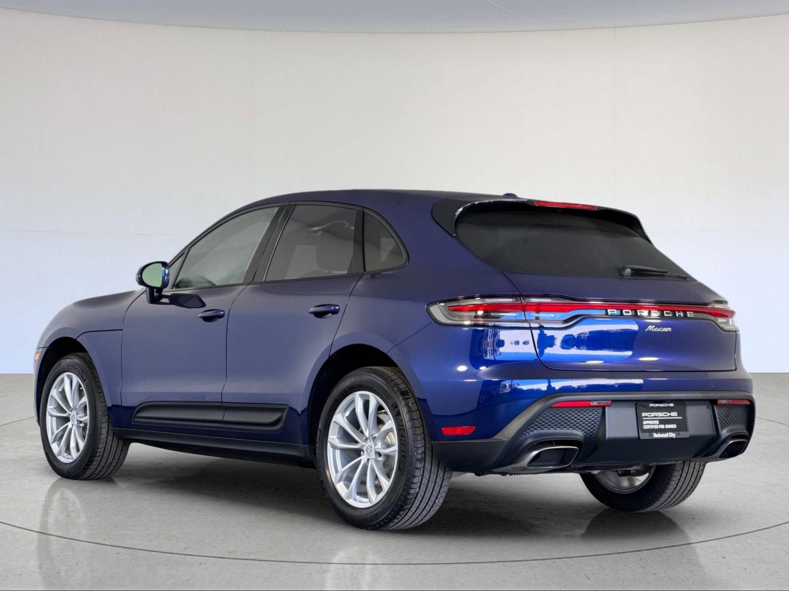 Certified 2025 Porsche Macan image 3