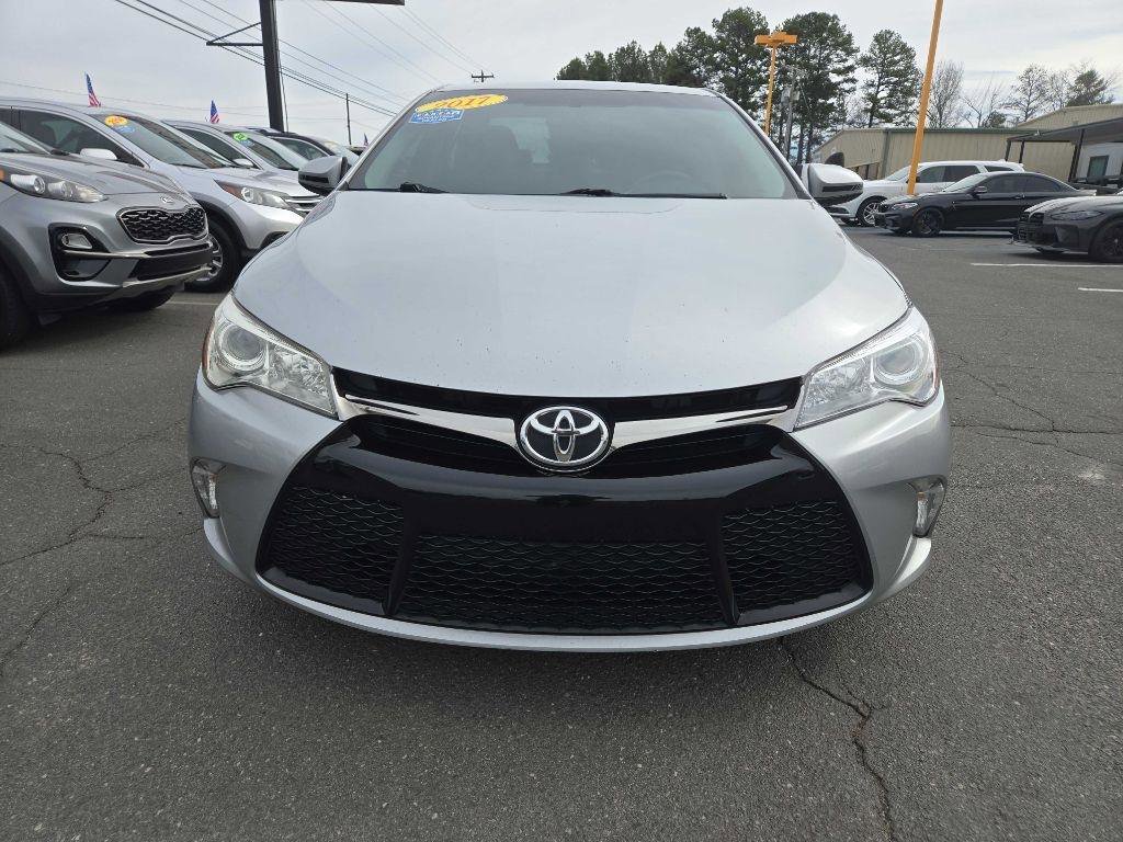 Used 2017 Toyota Camry SE image 2