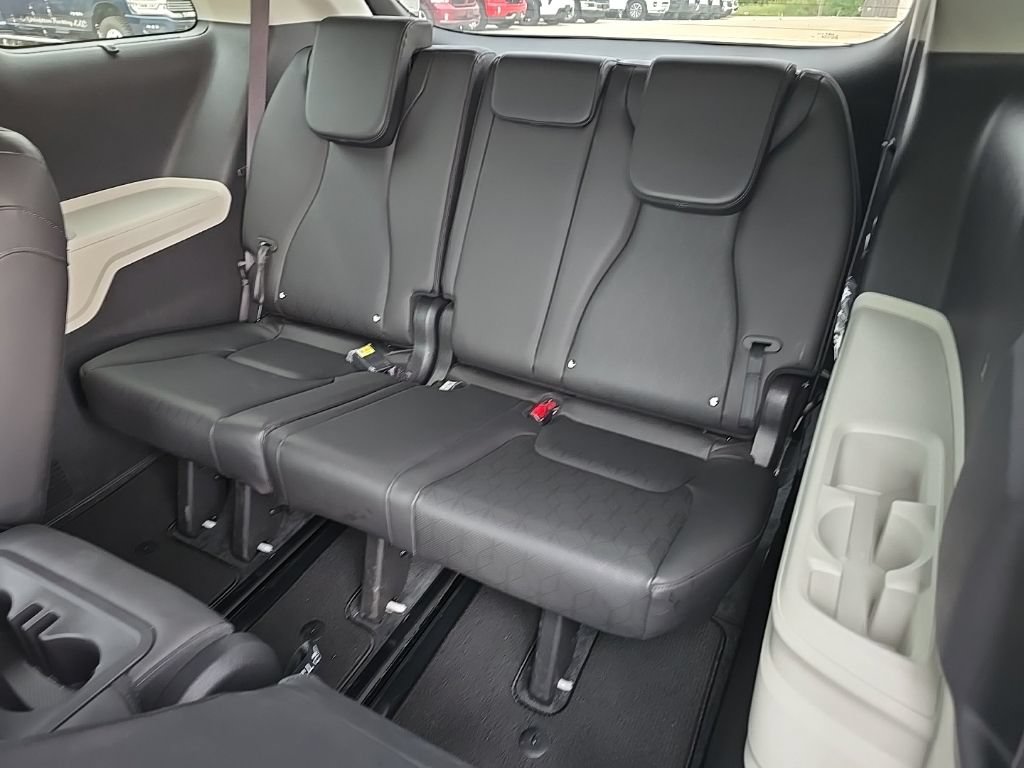 Used 2023 Kia Carnival EX FWD image 17
