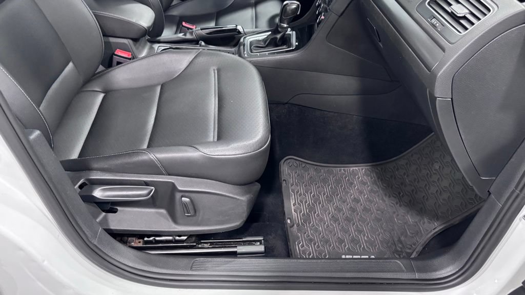 Used 2018 Volkswagen Golf SE FWD image 18