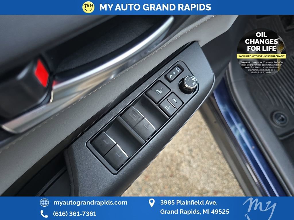 Used 2024 Toyota Venza LE image 12