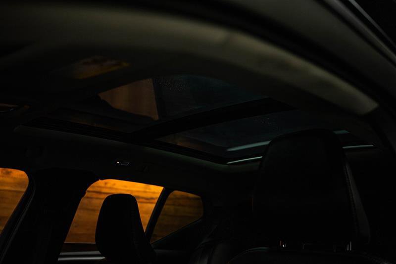 Used 2023 Volvo XC40 B4 Ultimate image 25