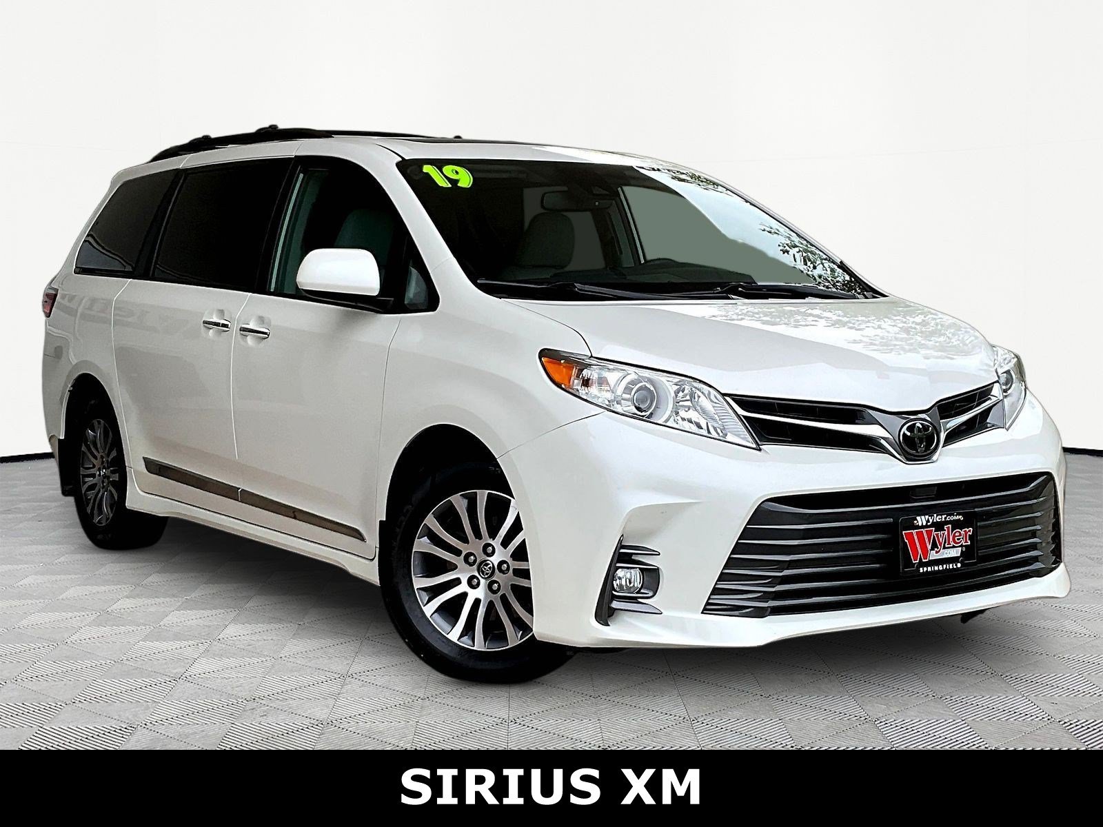 Used 2019 Toyota Sienna XLE w/ XLE Navigation Package FWD image 3
