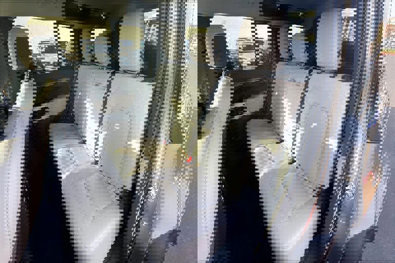 Used 2023 Land Rover Defender 110 SE image 28