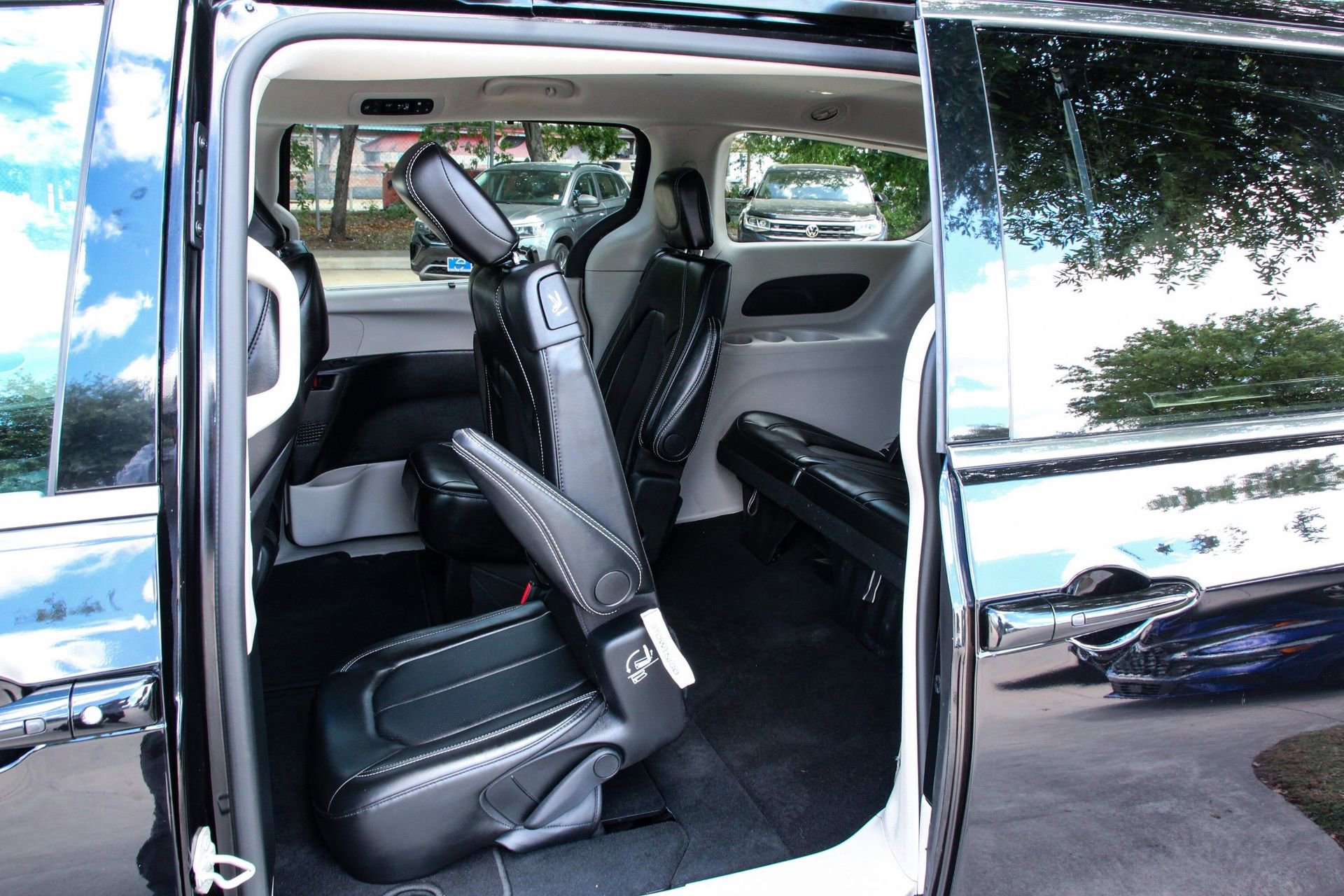 Used 2024 Chrysler Pacifica Touring-L image 41
