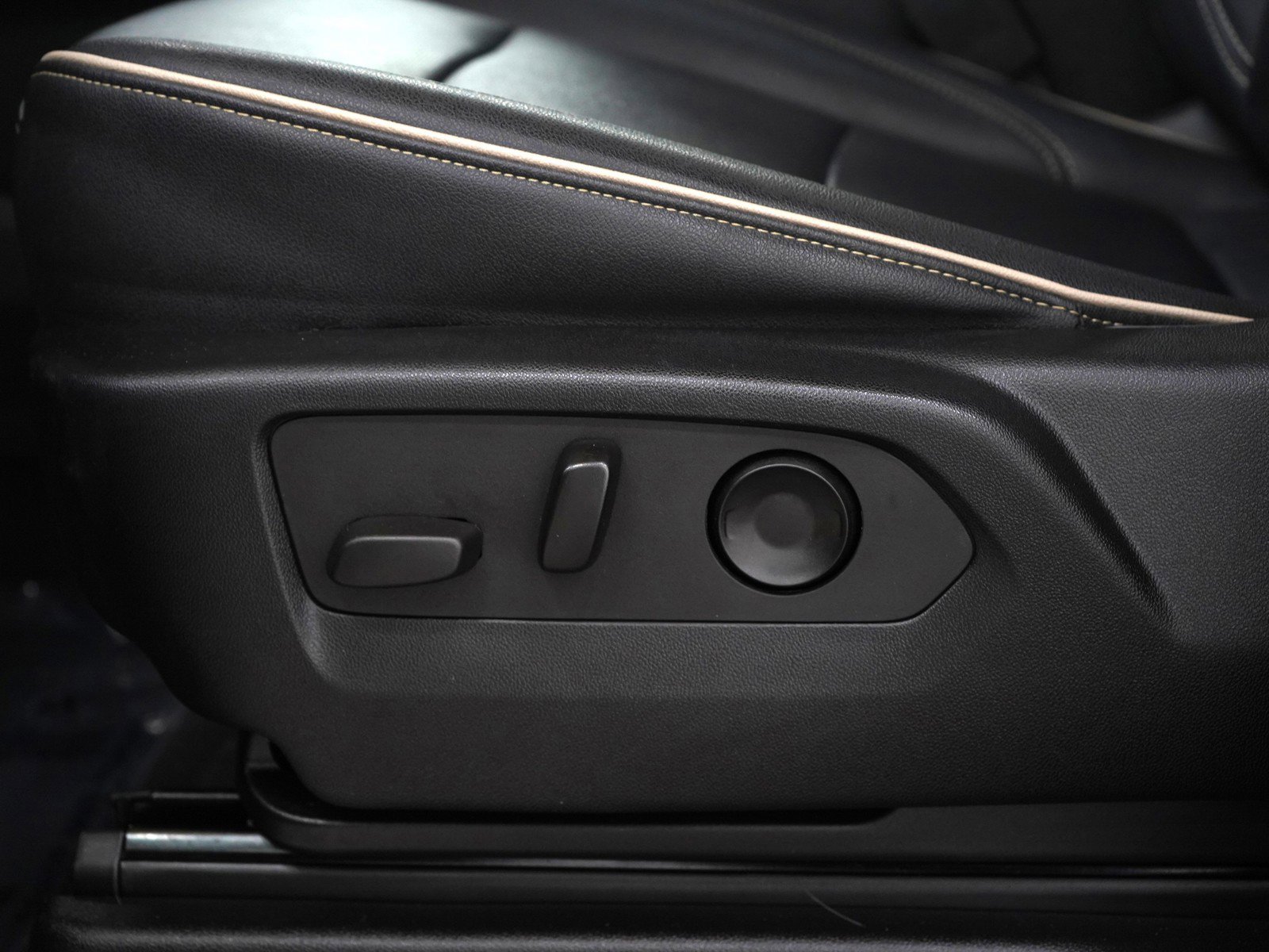 Used 2022 GMC Yukon XL SLT image 30