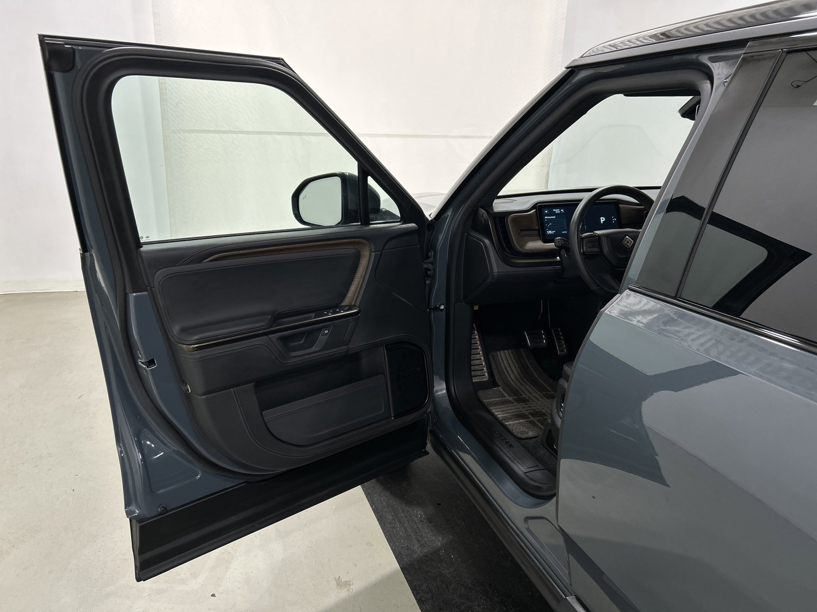 Used 2025 Rivian R1S Premium AWD/4WD image 16
