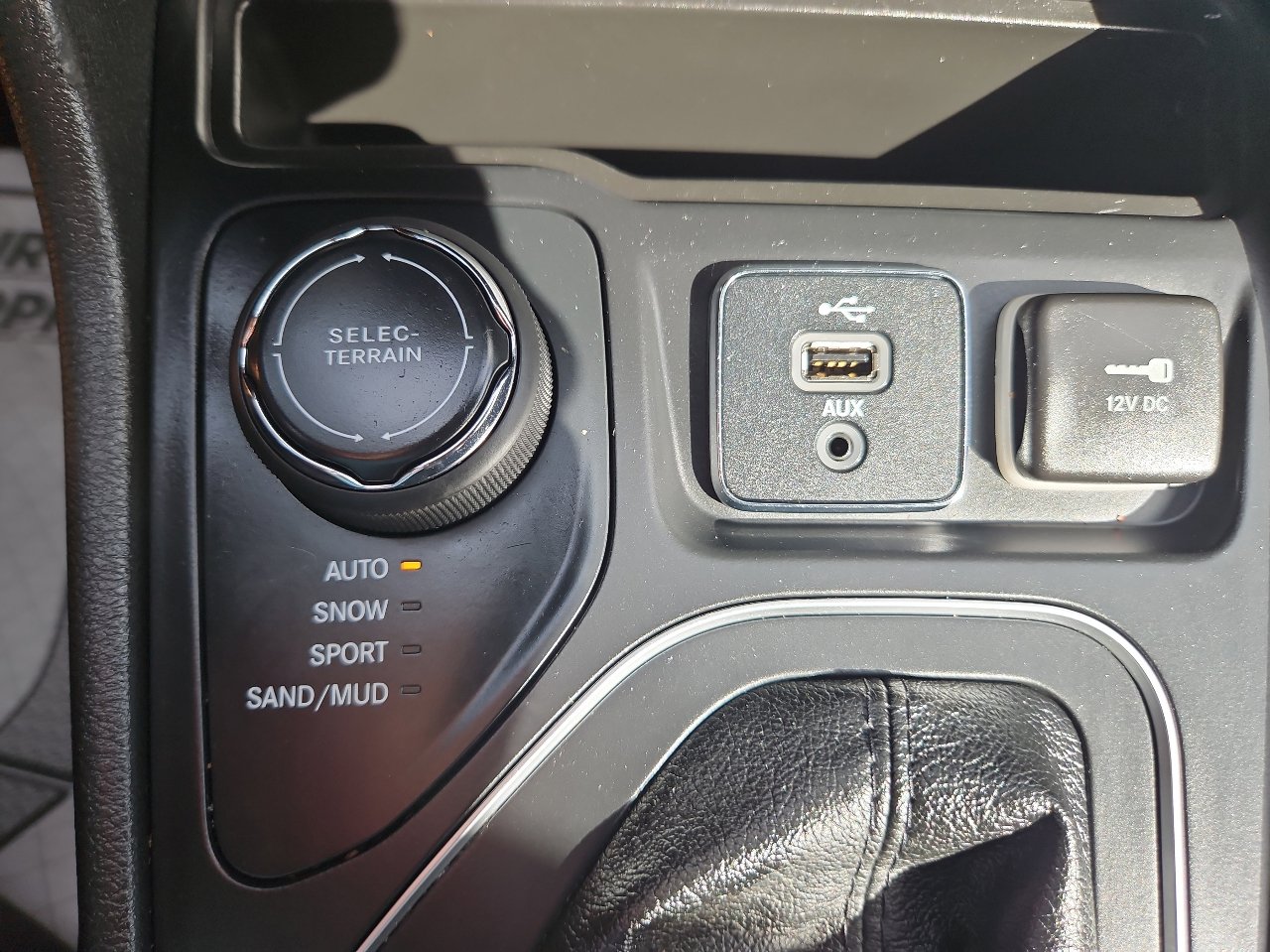 Used 2019 Jeep Cherokee Latitude Plus w/ Comfort/Convenience Group image 33