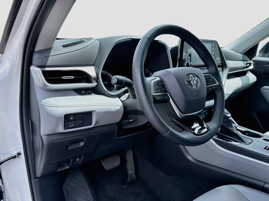 Used 2021 Toyota Highlander XLE AWD/4WD image 9
