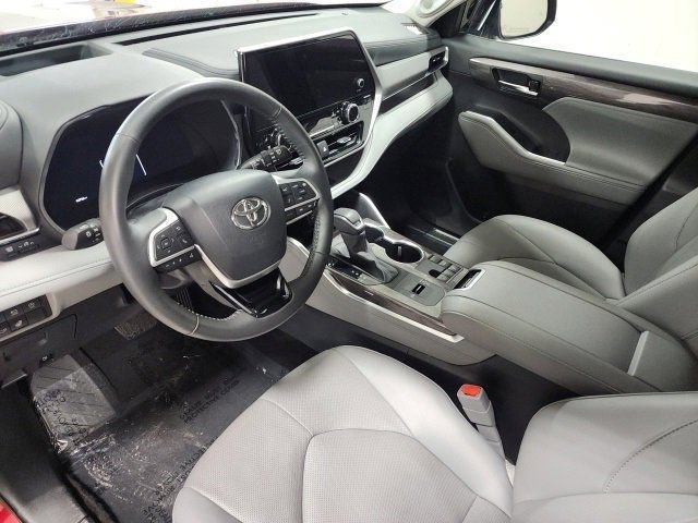 Used 2024 Toyota Highlander Platinum image 26