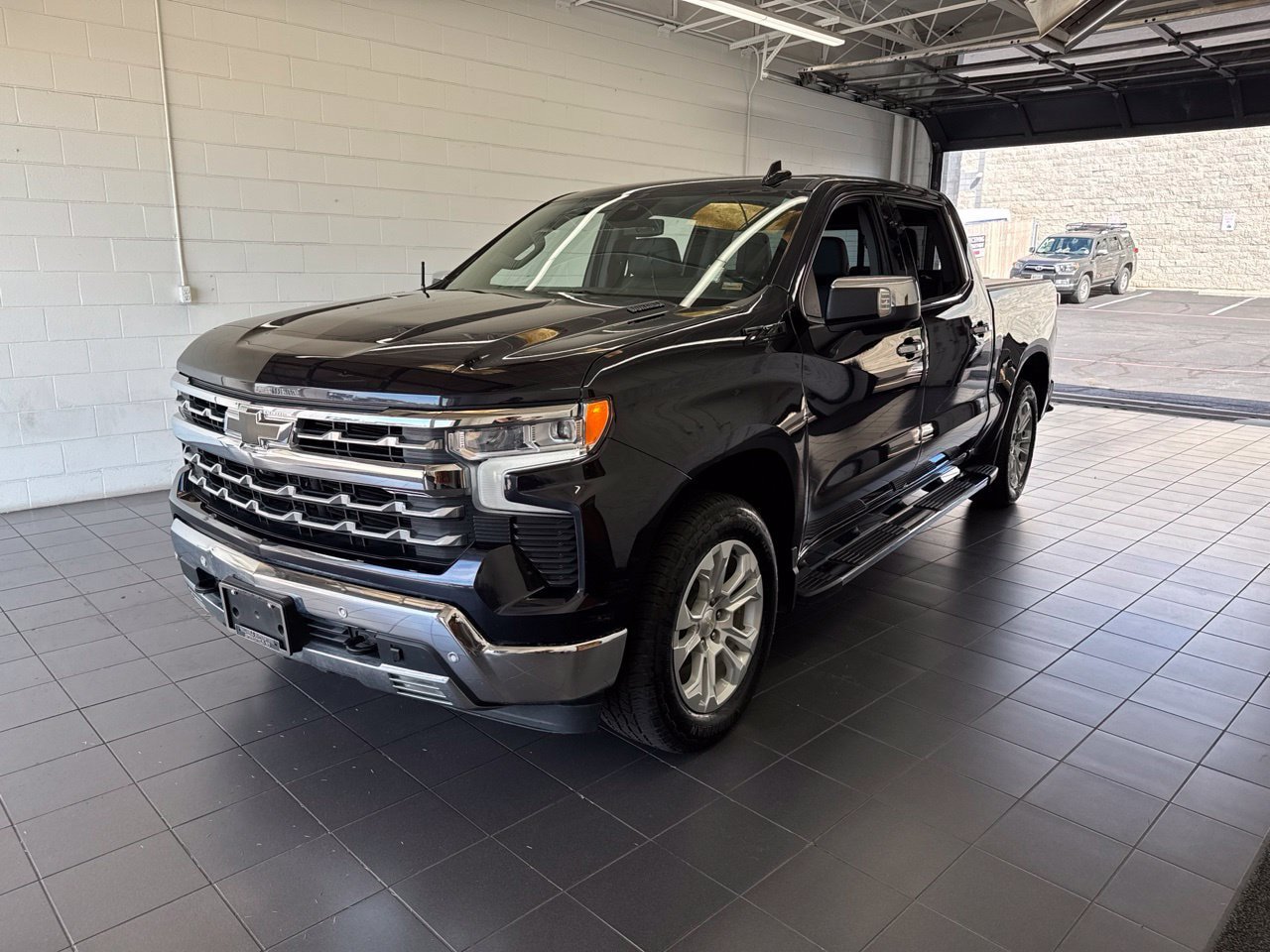 Used 2023 Chevrolet Silverado 1500 LTZ w/ LTZ Convenience Package II AWD/4WD image 4