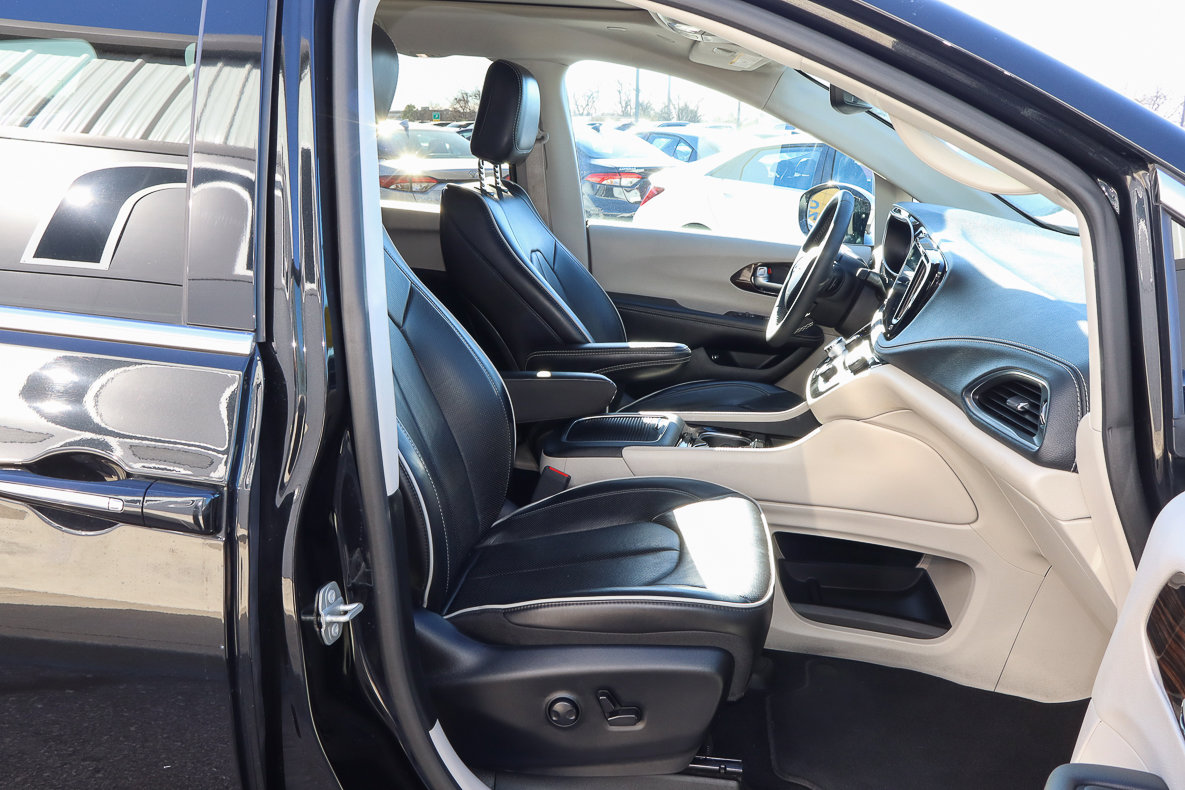 Used 2023 Chrysler Pacifica Limited image 29