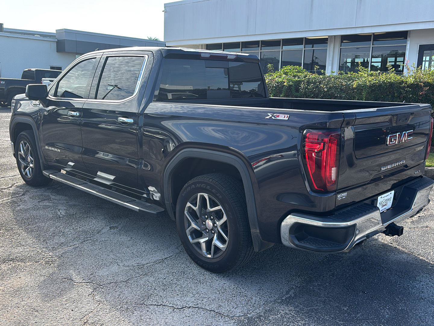 Used 2022 GMC Sierra 1500 SLT w/ SLT Premium Plus Package AWD/4WD image 5