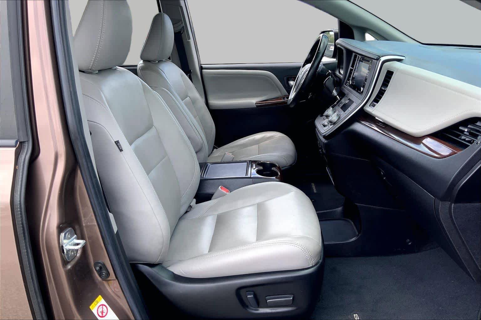 Used 2018 Toyota Sienna Limited FWD image 9