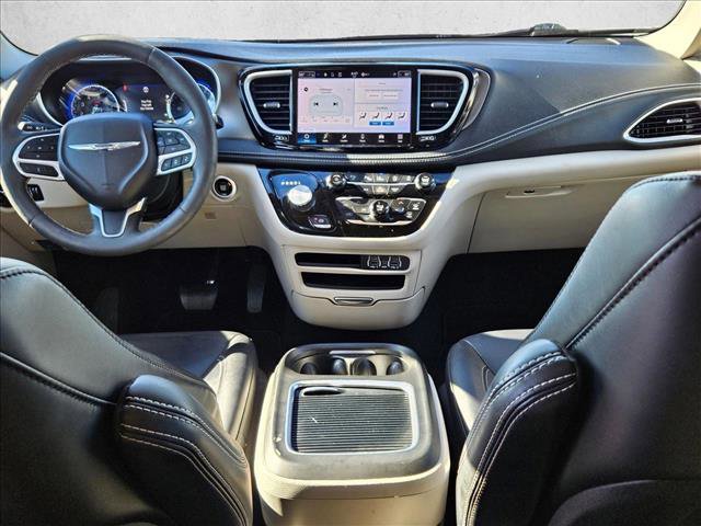 Used 2023 Chrysler Pacifica Touring-L image 14