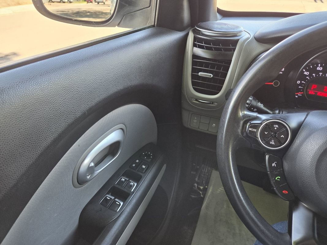 Used 2017 Kia Soul + FWD image 14