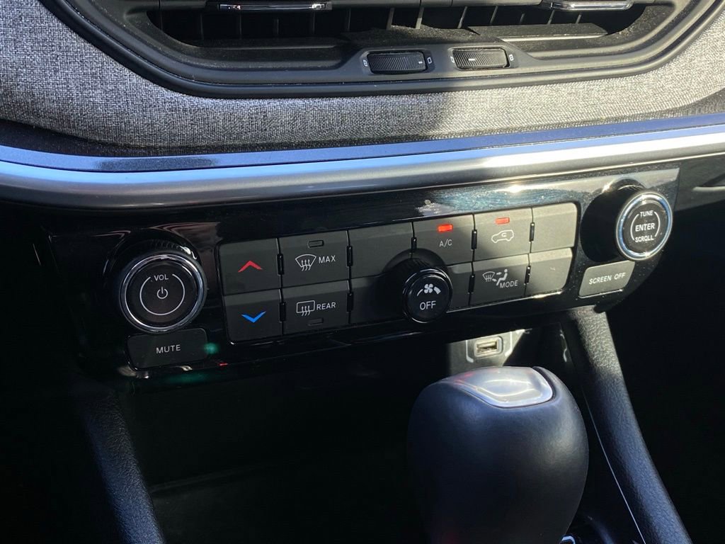 Used 2022 Jeep Compass Latitude FWD image 16