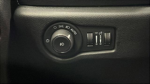 Used 2024 Chrysler Pacifica Limited FWD image 30