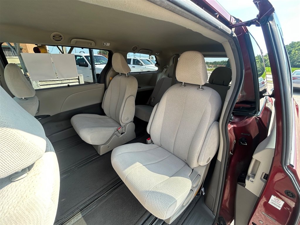 Used 2012 Toyota Sienna LE w/ Towing Pkg AWD/4WD image 23