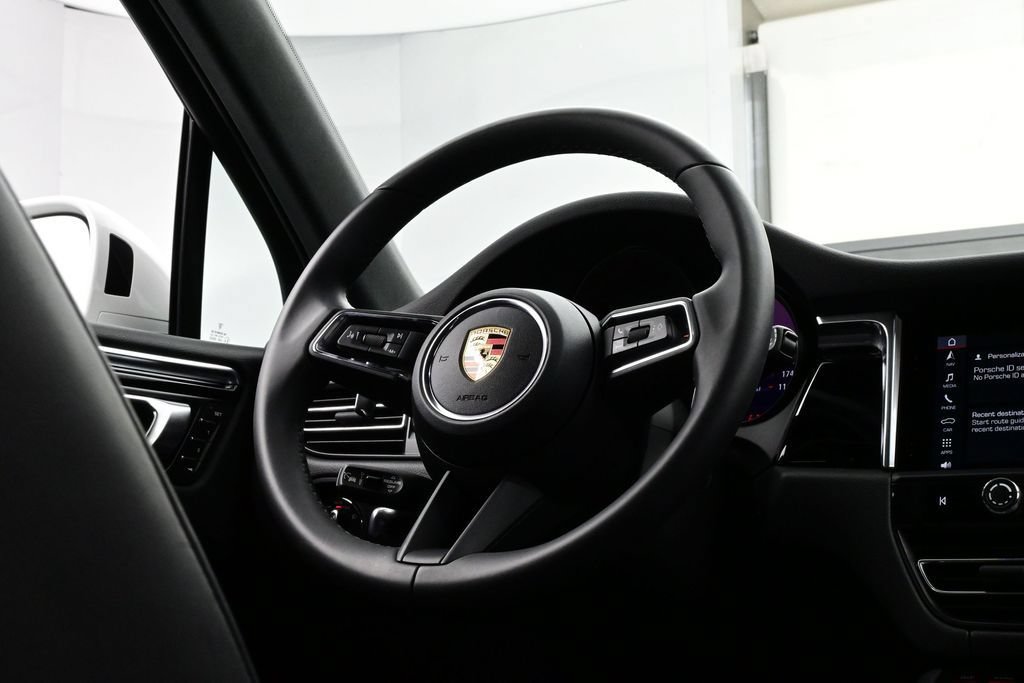 Certified 2025 Porsche Macan AWD/4WD image 21