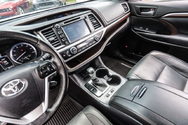 Used 2015 Toyota Highlander Limited Platinum AWD/4WD image 24