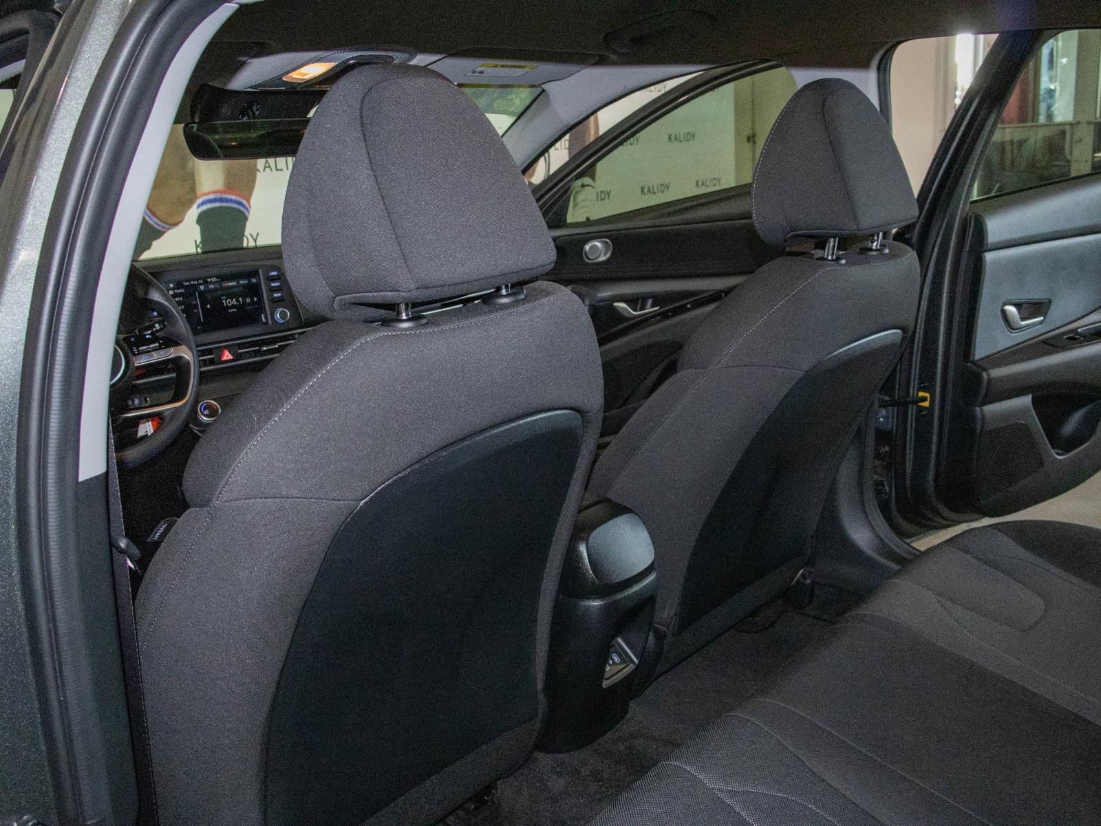 Used 2025 Hyundai Elantra SE FWD image 9