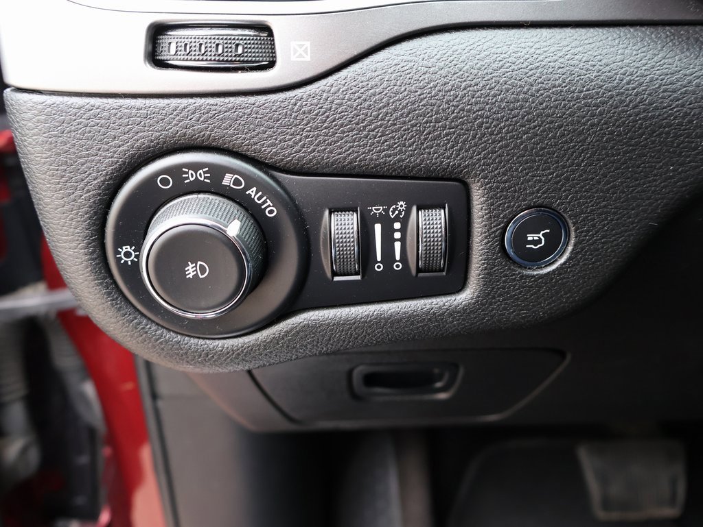 Used 2019 Jeep Cherokee Limited w/ Luxury Group image 43