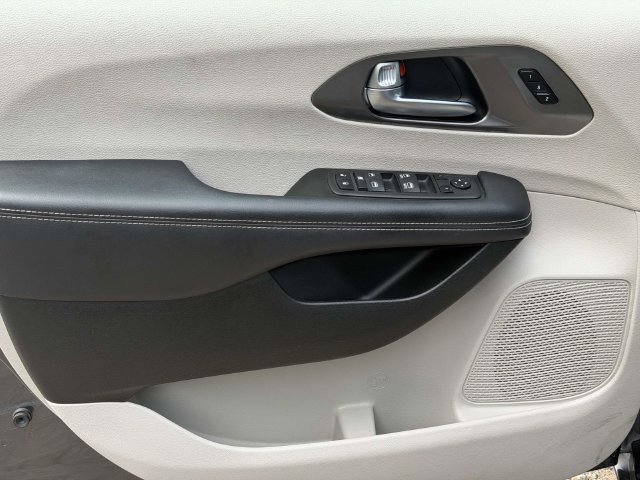 Used 2023 Chrysler Pacifica Touring-L FWD image 19