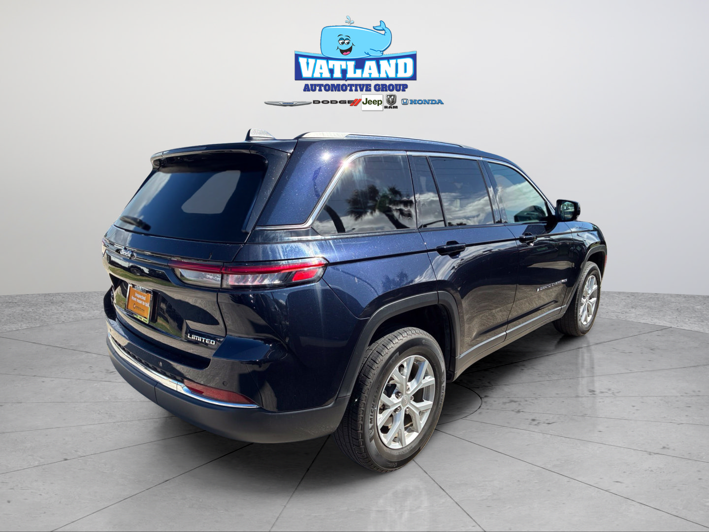 Certified 2023 Jeep Grand Cherokee Limited w/ Trailer Tow Prep Group (B) AWD/4WD image 4