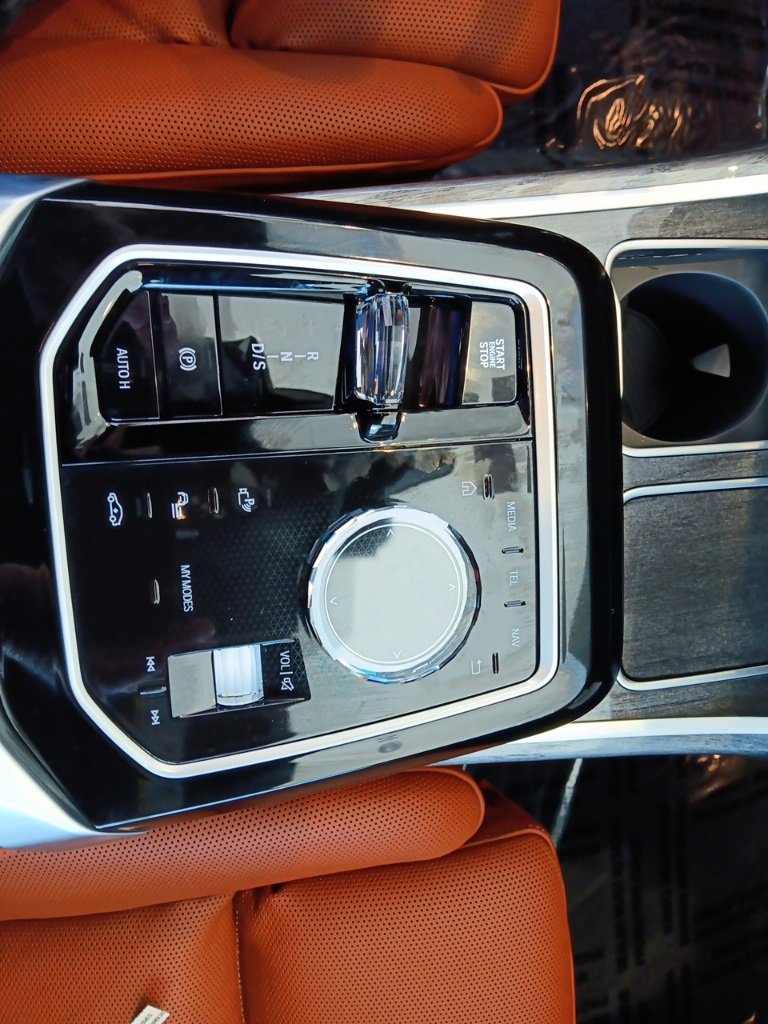 New 2026 BMW 750e xDrive image 18