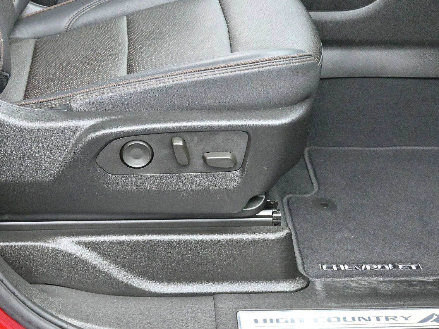 Used 2024 Chevrolet Suburban High Country image 36