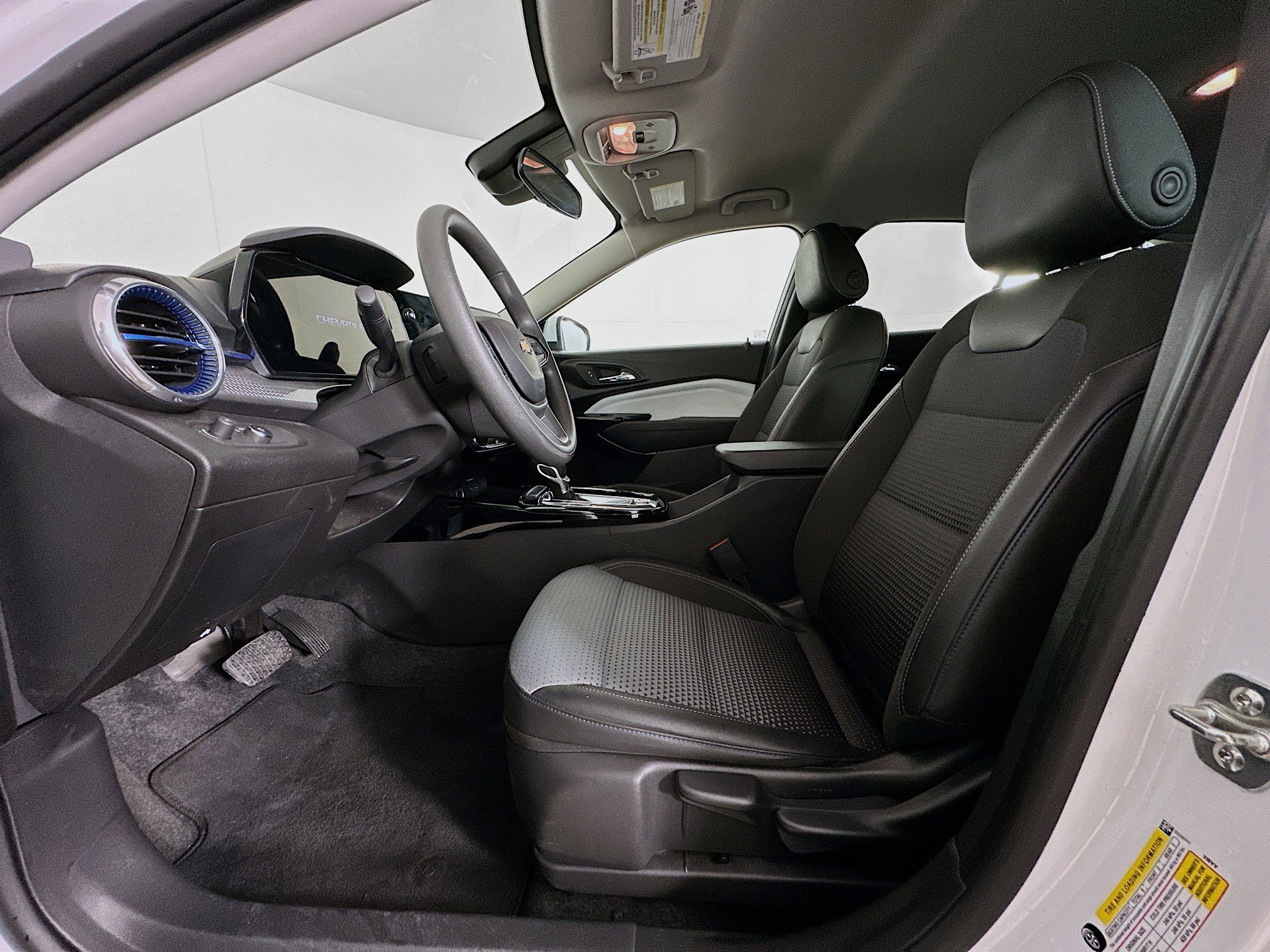 Used 2025 Chevrolet Trax LT image 13