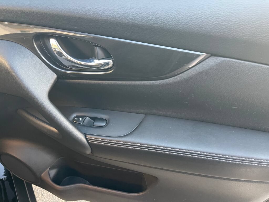 Used 2018 Nissan Rogue AWD image 33