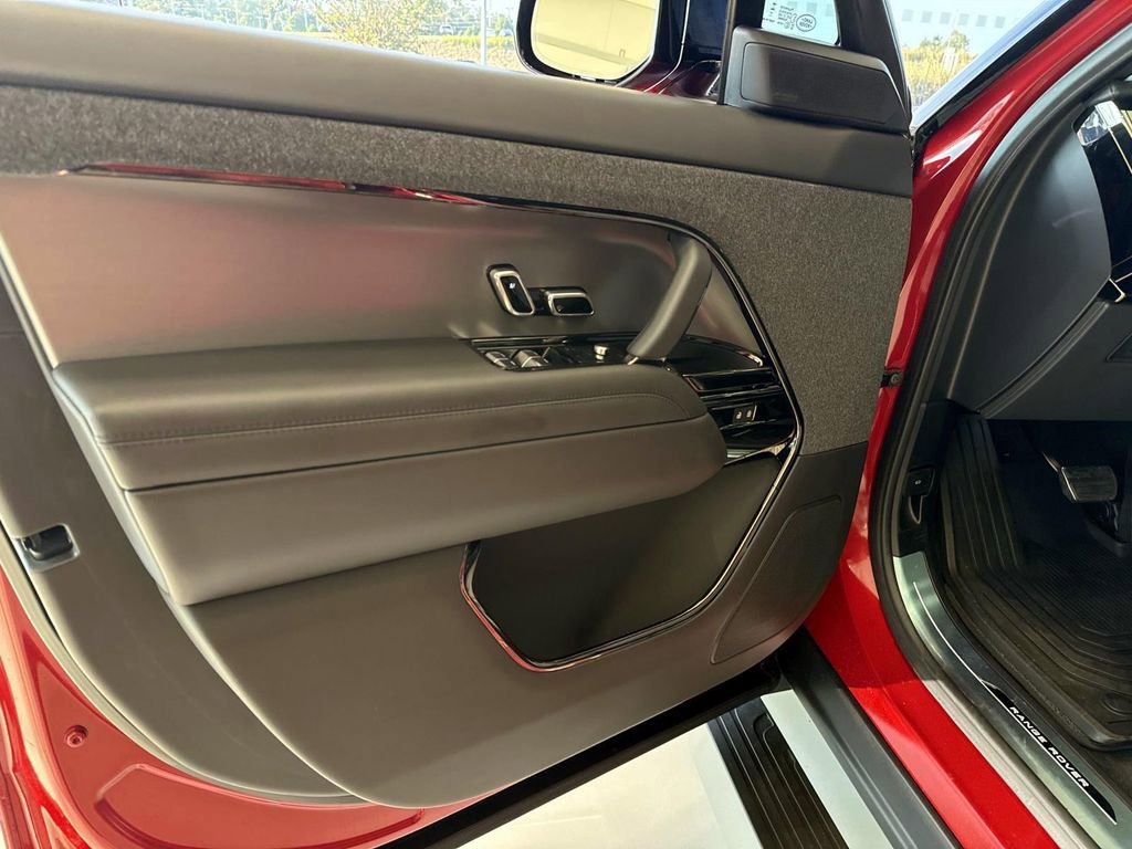 New 2025 Land Rover Range Rover Sport Dynamic SE image 18