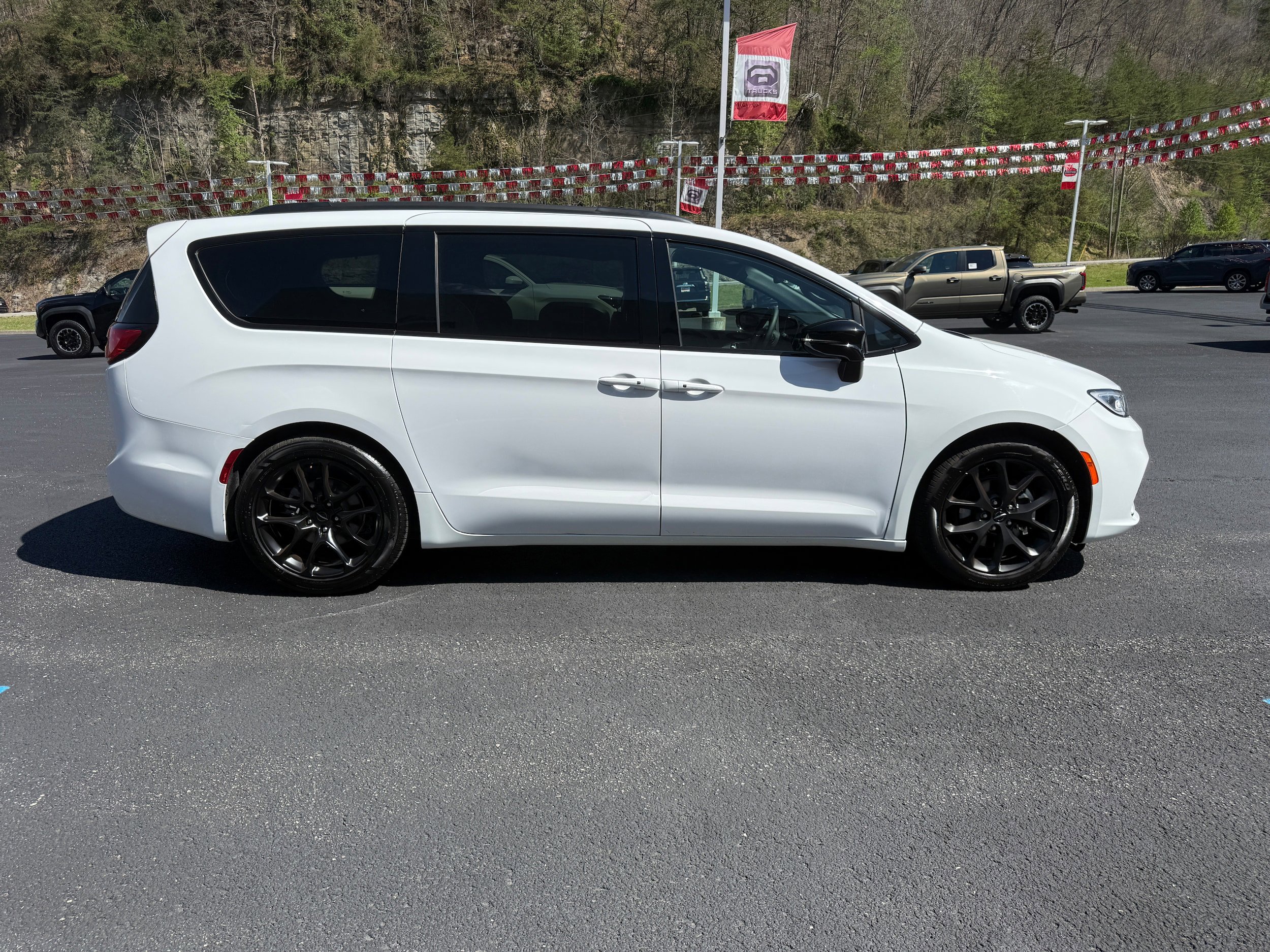 Used 2025 Chrysler Pacifica Limited FWD image 6