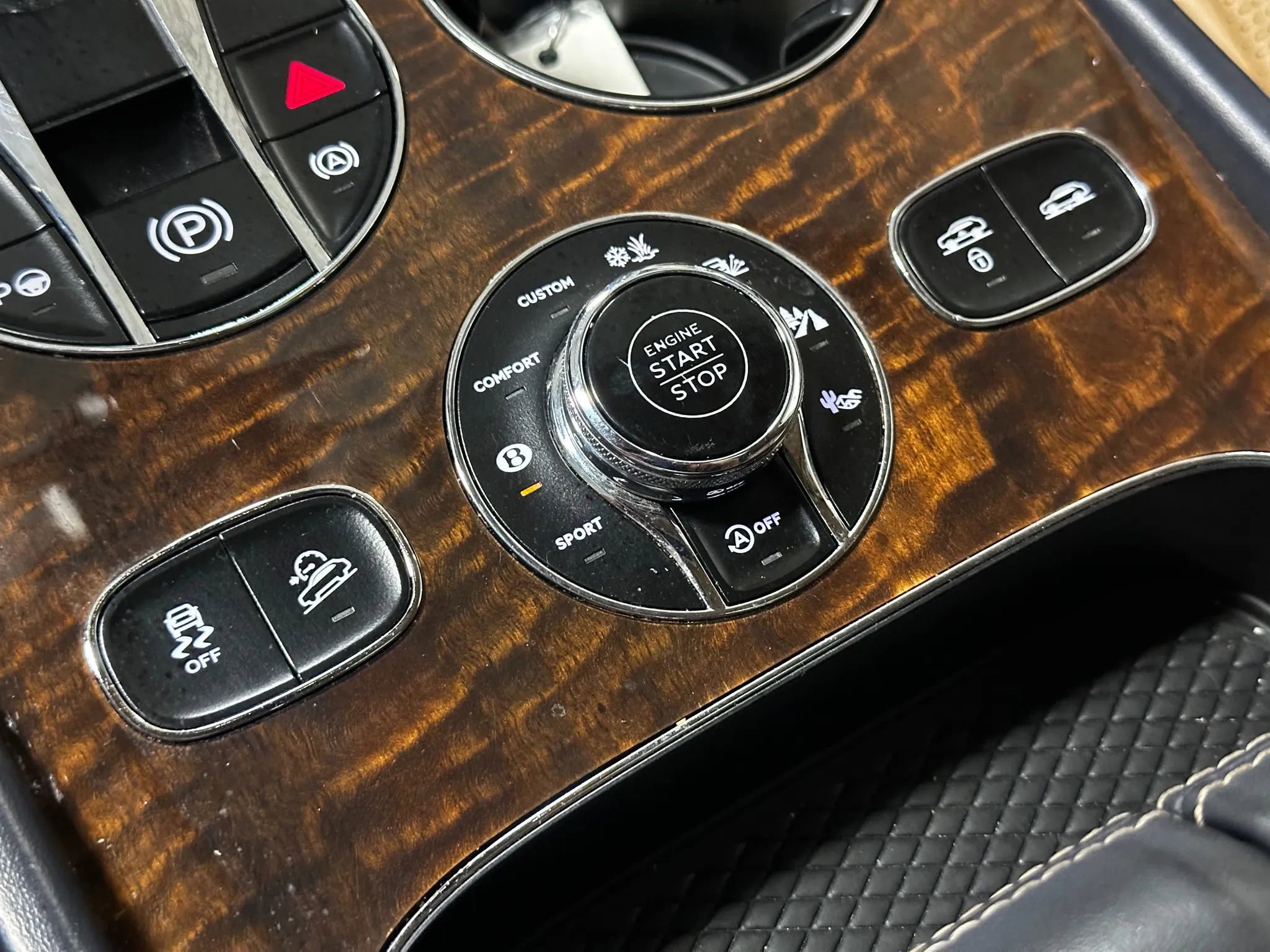 Used 2017 Bentley Bentayga AWD/4WD image 42