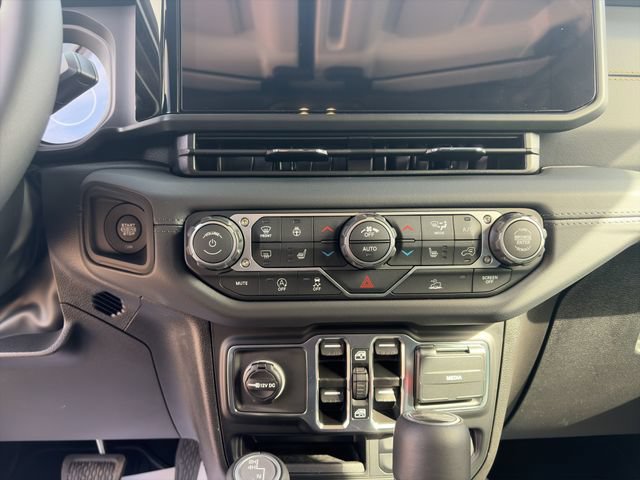 Used 2025 Jeep Gladiator Sport AWD/4WD image 16