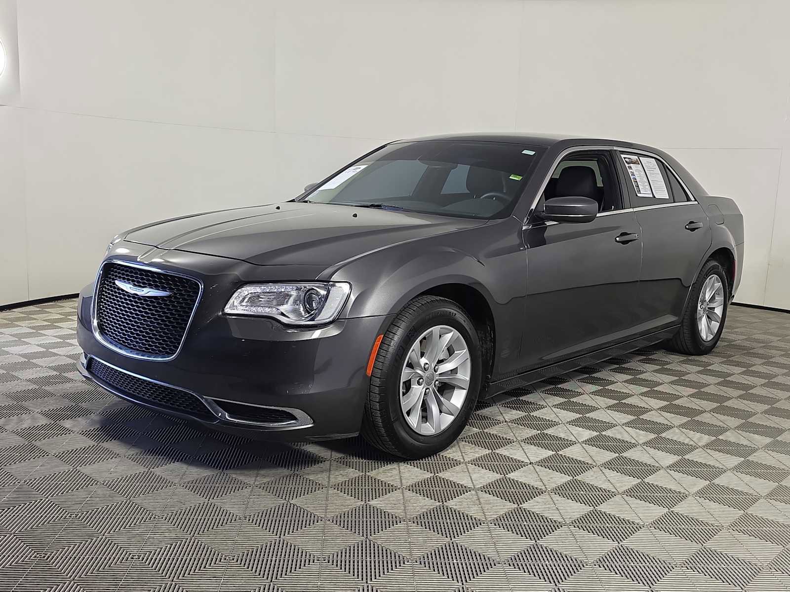 Used 2023 Chrysler 300 Touring image 4