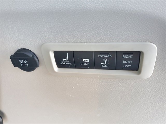 Used 2024 Chrysler Pacifica Limited w/ Uconnect Theater Family Group image 34