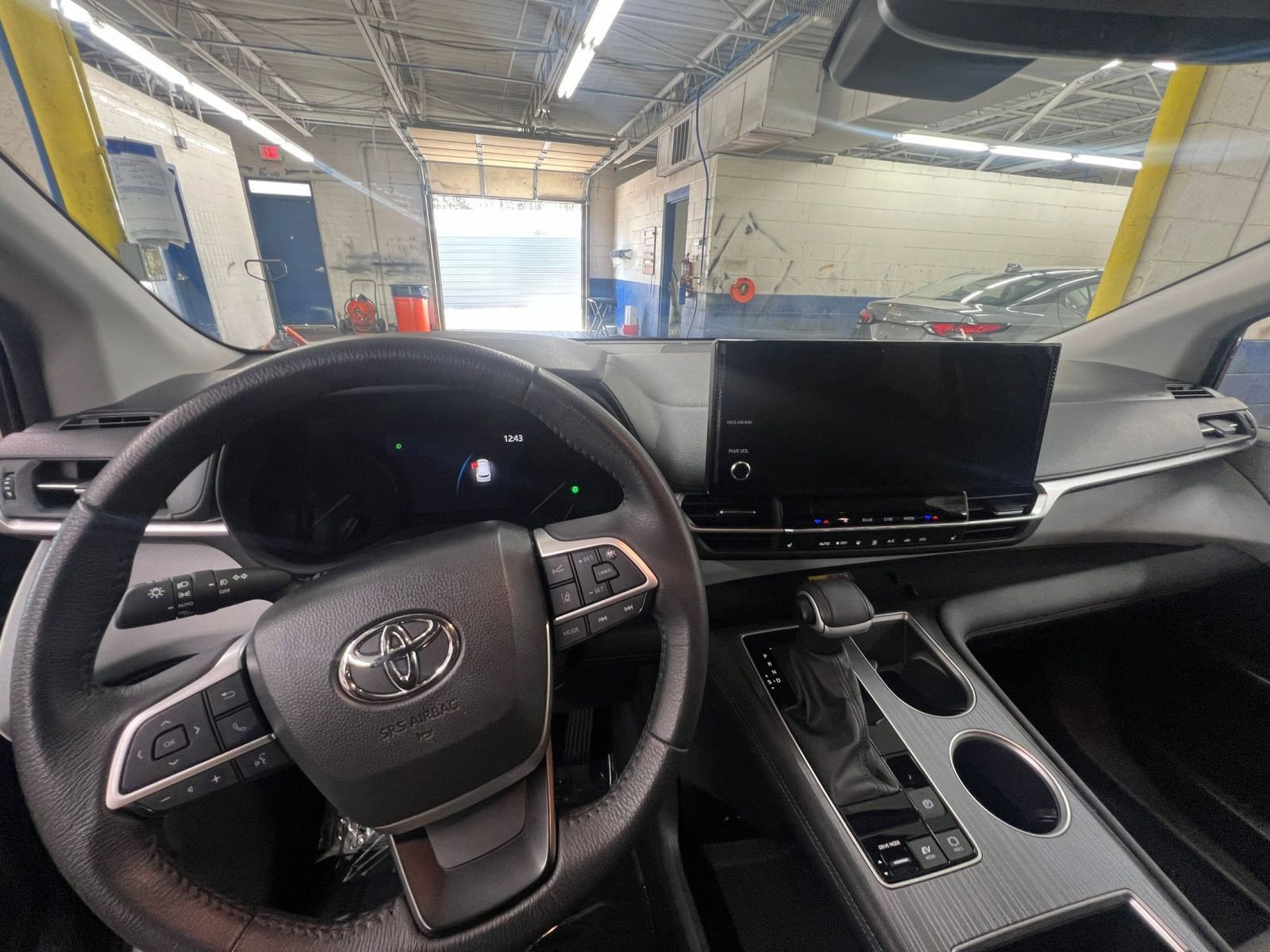 Used 2025 Toyota Sienna XLE image 32