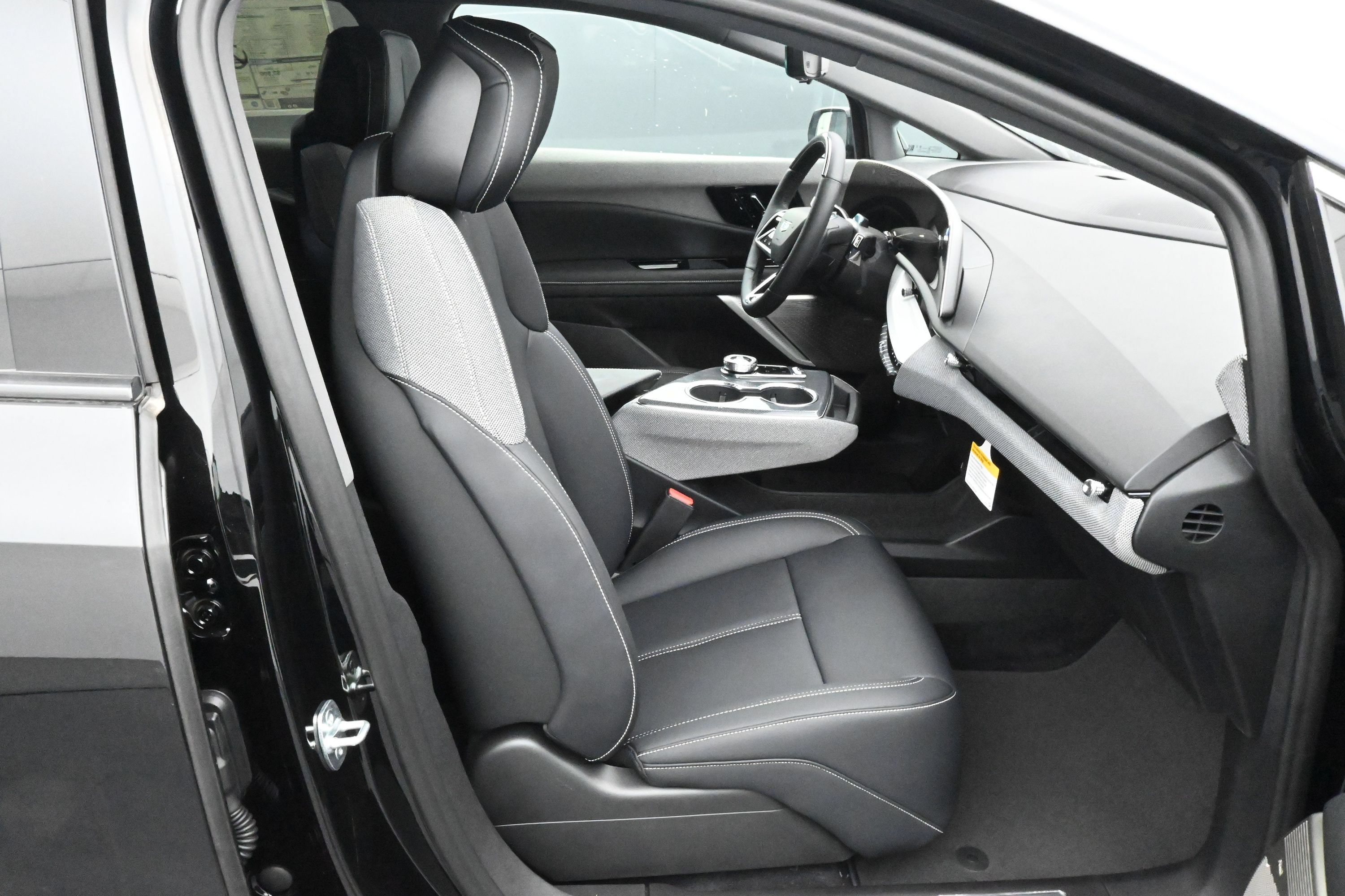 New 2027 Cadillac Optiq Luxury w/ LPO, Floor Liner Package AWD/4WD image 13