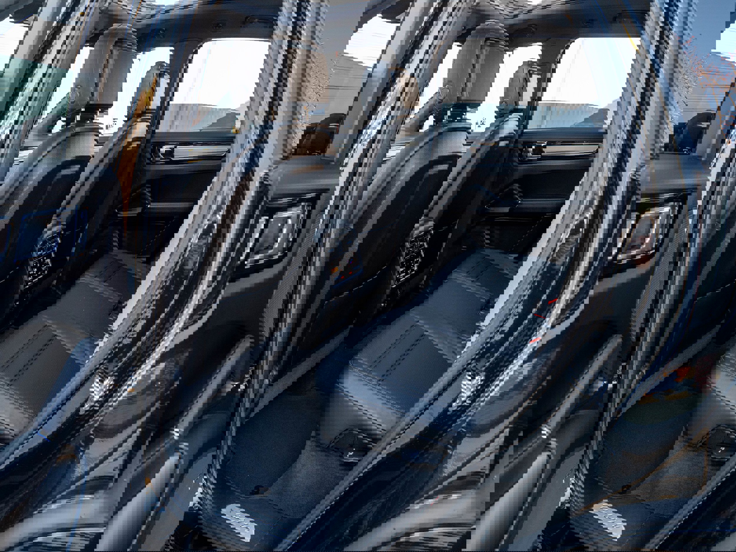 Certified 2023 Porsche Cayenne Platinum Edition image 32