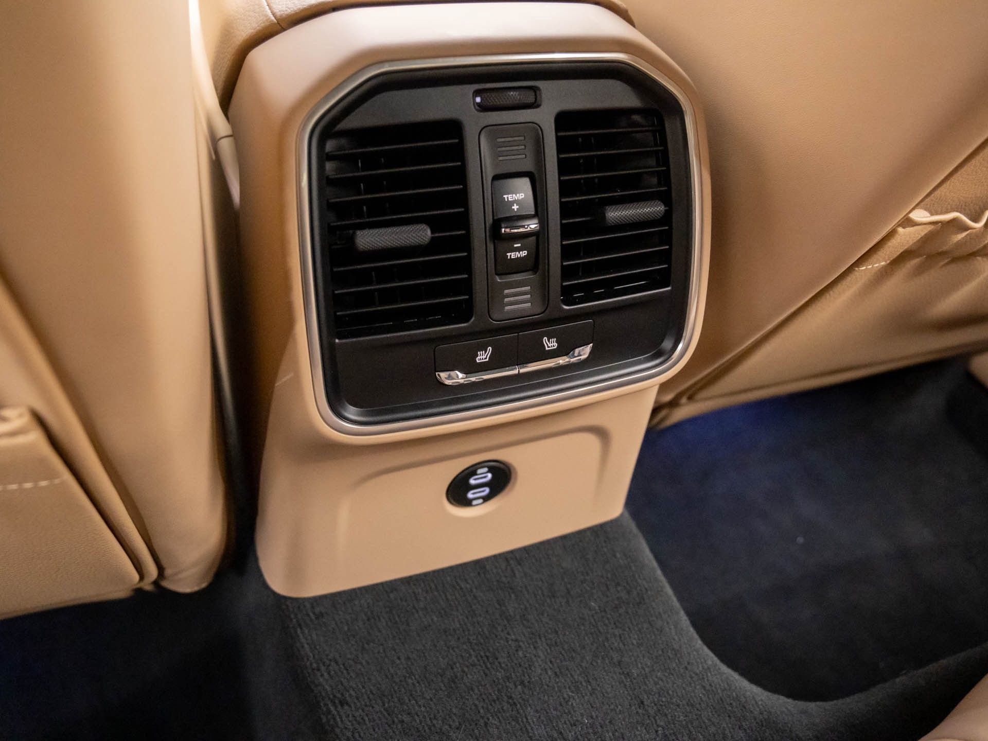 Certified 2025 Porsche Macan image 18