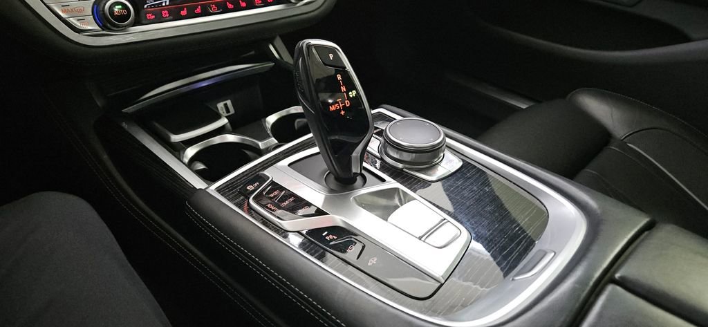 Used 2017 BMW 750i xDrive image 28